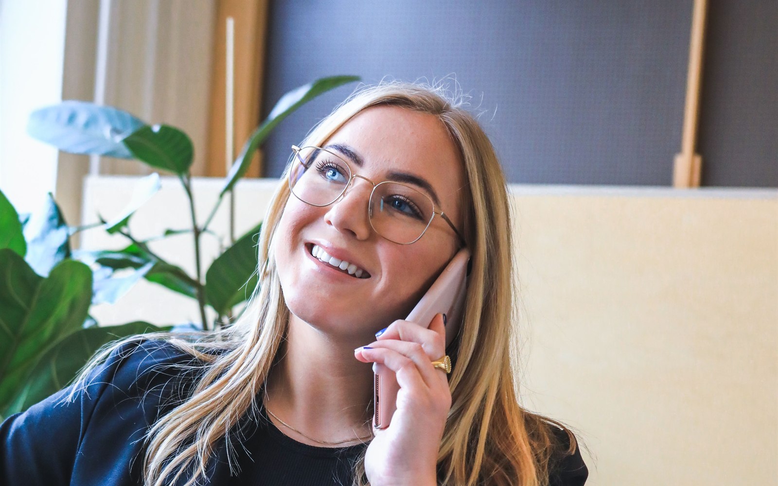 Person som pratar i telefon på ett kontor
