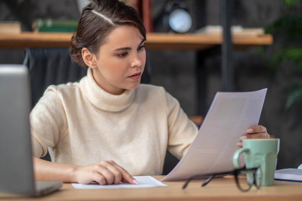 Personer som arbetar med rapportering och analys